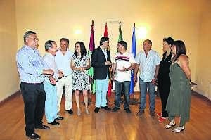 Representantes de Plasencia y las ocho comarcas escenificaron ayer por primera vez la unión que les ha llevado a asociarse. ::                             PALMA