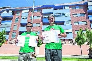 José Manuel (izda) y Juan Carlos Rubio, frente al bloque de Casa Plata con sus sentencias. ::                             JORGE REY