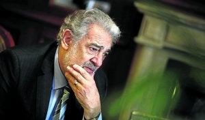 Plácido Domingo medita una respuesta, durante la entrevista concedida poco antes de su rotundo éxito en el festival de Salzburgo.  ::                                                        ÓSCAR DEL POZO
