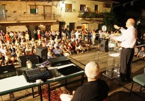 Teresiano Rodríguez se dirige a los congregados en la plaza. ::                                                        S. E.