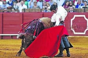 Morante ayer en el Festival taurino a beneficio de Cruz Roja. ::                             EFE