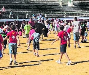 El club taurino trujillano organiza diversas actividades, como un encierro y capea infantil. ::                             J.S.P