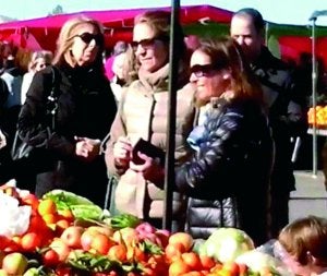 La Infanta Elena compra verduras en el mercadillo de Badajoz