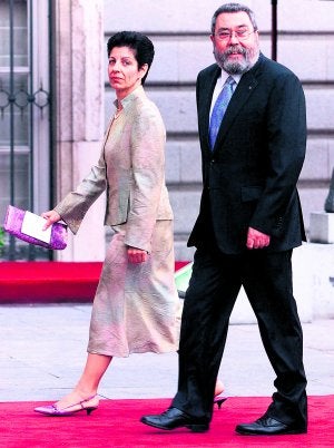 Con Encarna y sus hijos Cándido y Joaquín hace más de 15 años. Abajo, en la boda de los Príncipes de Asturias y en un partido benéfico.