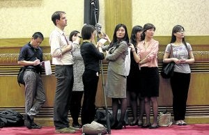 Los periodistas registran el encuentro del presidente chino, Xi Jinping, y su homólogo palestino, Mahmud Abás, a través de un altavoz. ::
EFE