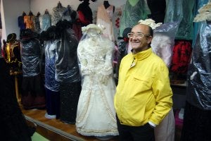 Enrique Elías, con algunos de esos trajes. ::                             JSP