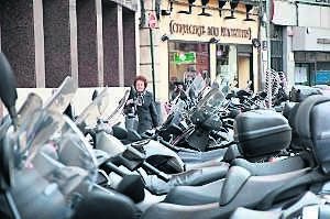 Motos aparcadas en la esquina de la plaza de España, algunas ocupando la acera. ::                             PAKOPÍ