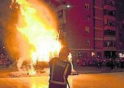 Un bombero controla el fuego del Marimanta. ::                             PAKOPÍ
