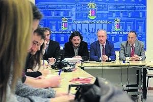 El concejal y el presidente de Falcap rodeados por representantes del comercio pacense. ::                             C. MORENO