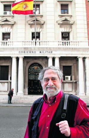 Pepe Beunza, retratado
esta semana delante
del Gobierno Militar de
Valencia. En las otras
fotos se le ve en 1970,
preparando la campaña
internacional de apoyo
a su objeción en Utrech
(Holanda), y en 1971,
con traje de preso,
en la cárcel de Jaén.
::
IRENE MARSILLA Y ARCHIVO PEPE BEUNZA