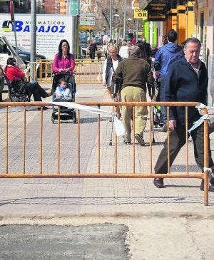 Las vallas marcan el lugar donde se originaron las averías. ::                             C. MORENO