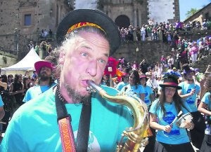 Desfile, en la Plaza de San Jorge, con el que terminó el Womad del año pasado. ::                             HOY