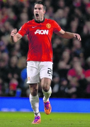 VAn Persie celebra el primero de sus goles de ayer. ::                             AFP