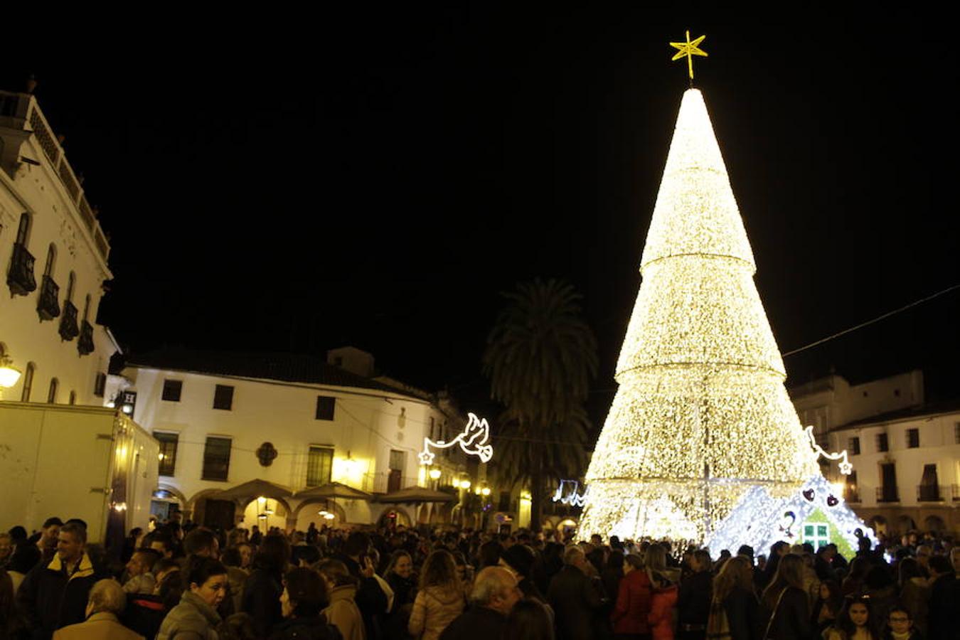 El 5 de diciembre a las 20.00h se encendió el árbol de la plaza Grande. Asmi y Zafra Solidario llevaron a cabo su Chocolatada y Mercado Artesano. Pasacalles y luces en otras plazas completaron la noche.