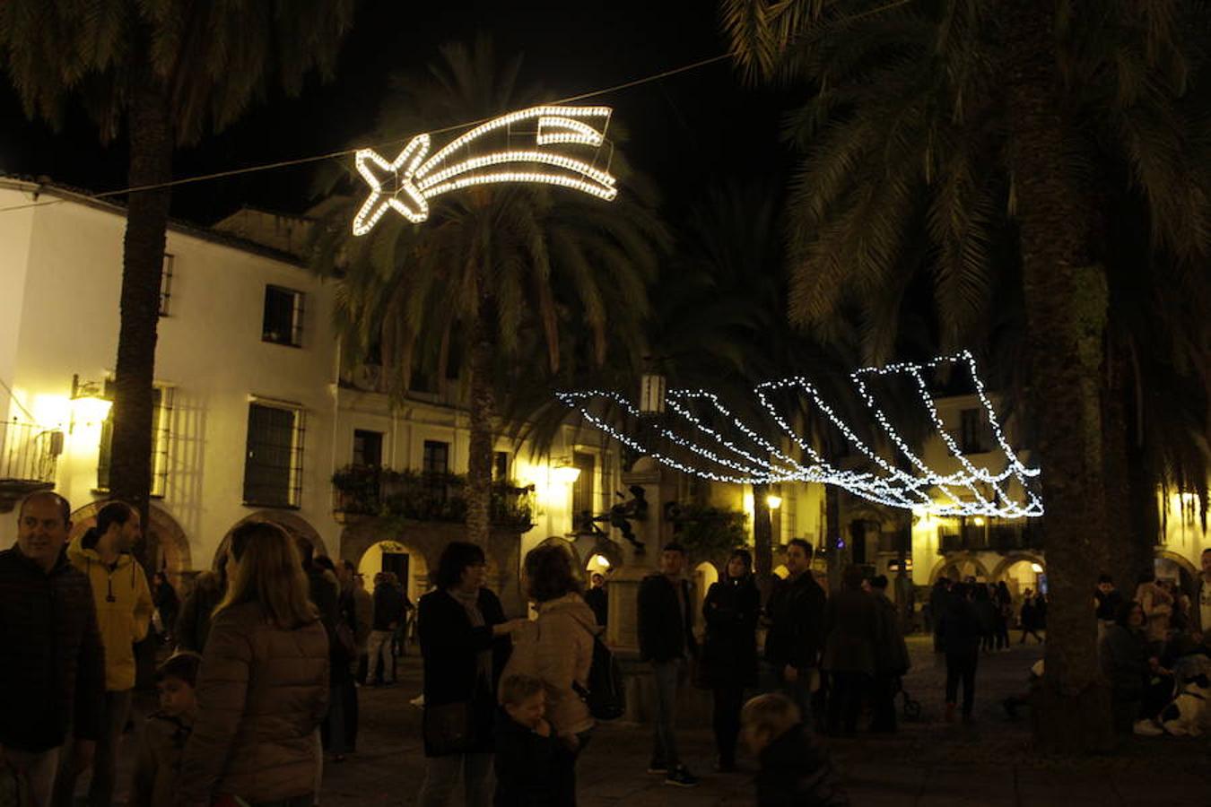 El 5 de diciembre a las 20.00h se encendió el árbol de la plaza Grande. Asmi y Zafra Solidario llevaron a cabo su Chocolatada y Mercado Artesano. Pasacalles y luces en otras plazas completaron la noche.