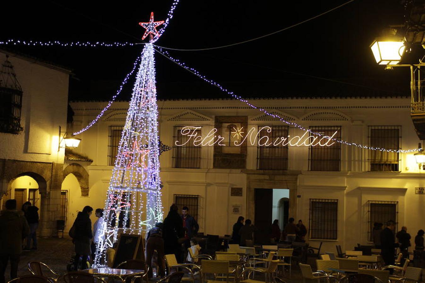 El 5 de diciembre a las 20.00h se encendió el árbol de la plaza Grande. Asmi y Zafra Solidario llevaron a cabo su Chocolatada y Mercado Artesano. Pasacalles y luces en otras plazas completaron la noche.