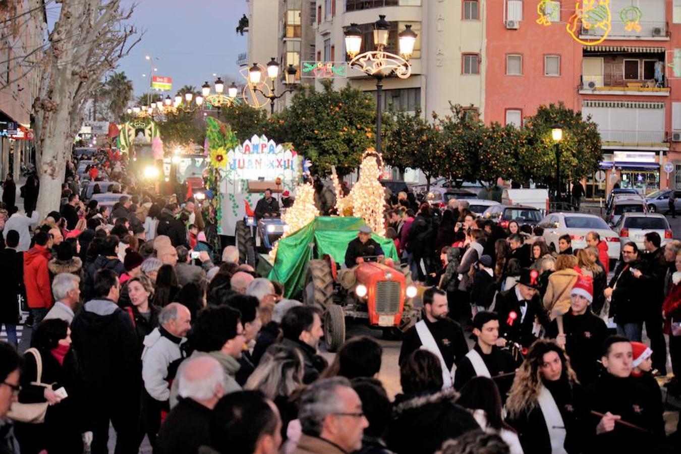 La comitiva real estuvo formada por 16 carrozas, se repartieron unos 1.800 kilos de caramelos y golosinas. Los más esperados por los niños fueron sus Majestades.