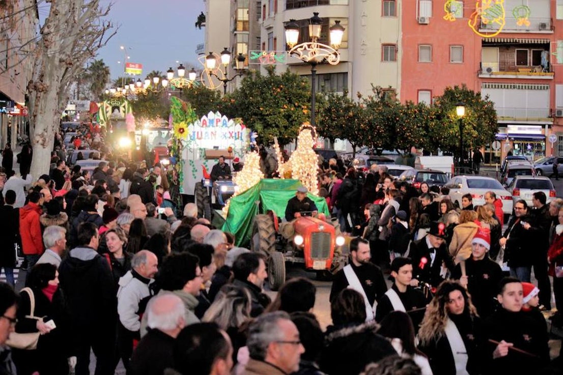 La comitiva real estuvo formada por 16 carrozas, se repartieron unos 1.800 kilos de caramelos y golosinas. Los más esperados por los niños fueron sus Majestades.