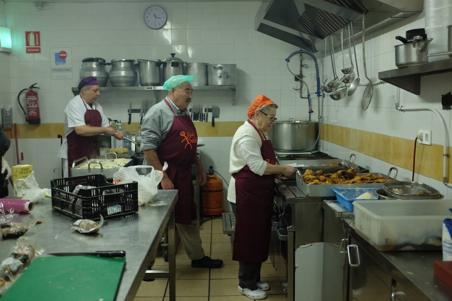Voluntarios del comedor social en la cocina 