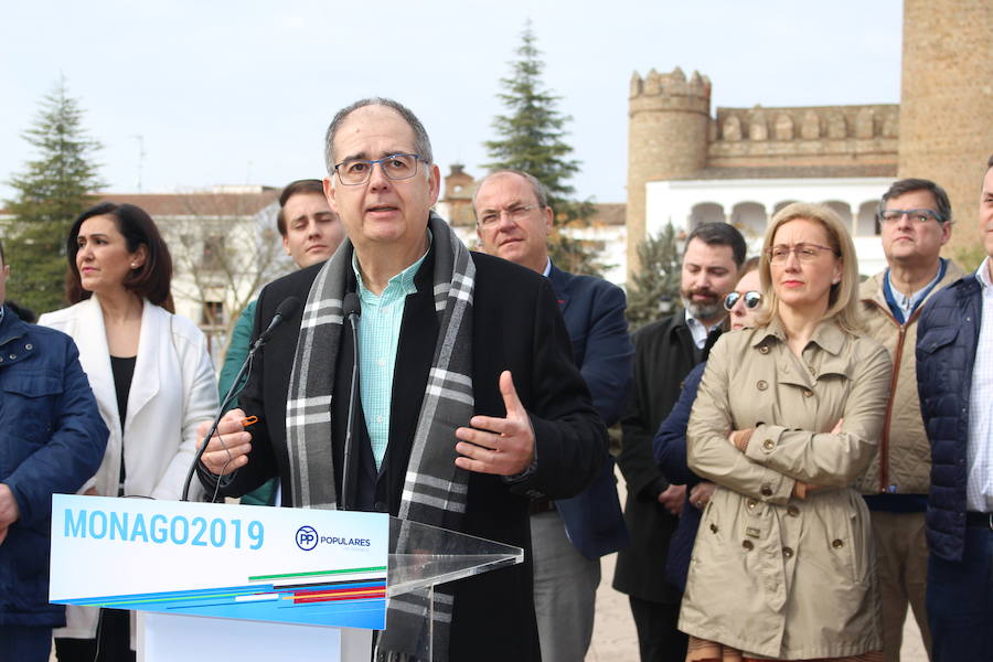El candidato se dirige a los presentes 