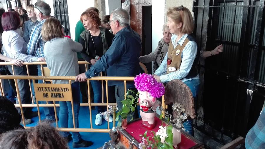 Muchas personas fueron a visitar a San Guarrín bajo los arcos de la plaza 