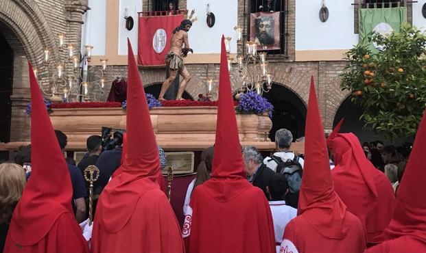 La Hermandad de Nuestro Padre Jesús Amarrado a la Columna salió este Martes Santo con una nueva imagen titular