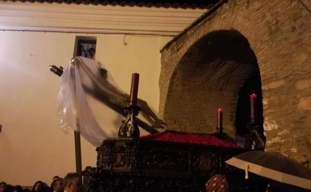 La procesión del Silencio tuvo que regresar por la lluvia 