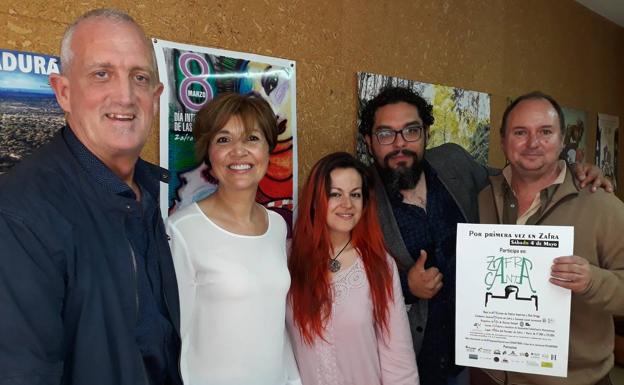 Don Grigg y Pakito Suáre junto a Tony Toro y Gonzalo Lavado tras una entrevista en Radio Emisur MJ.L.