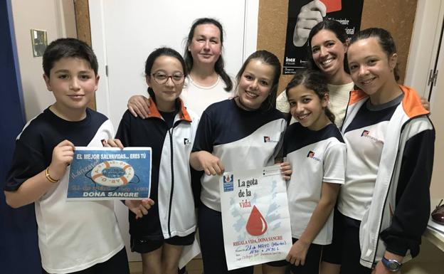 Alumnos del María Inmaculada junto a Loli Picón y su profesora Nazaret Jaramillo 
