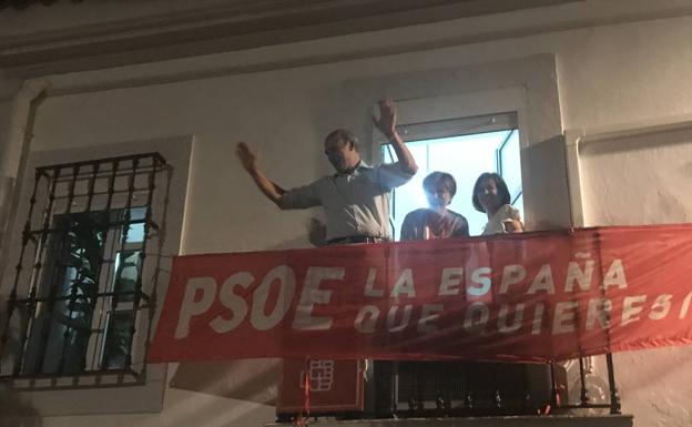 Contreras celebra la victoria en la sede socialista 