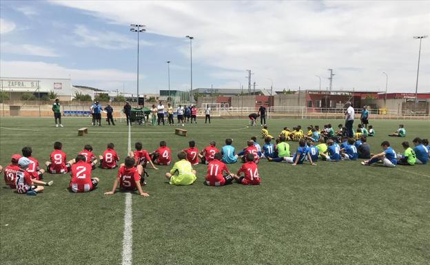 Algunos particiantes participantes del torneo antes de la entrega de trofeos 