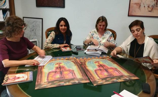 La concejala Rosa Monreal junto con parte de la organización en un momento de la presentación 