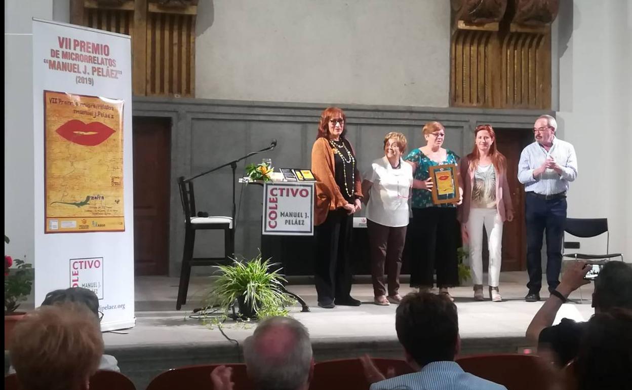 Miembros del colectivo junto a la ganadora 