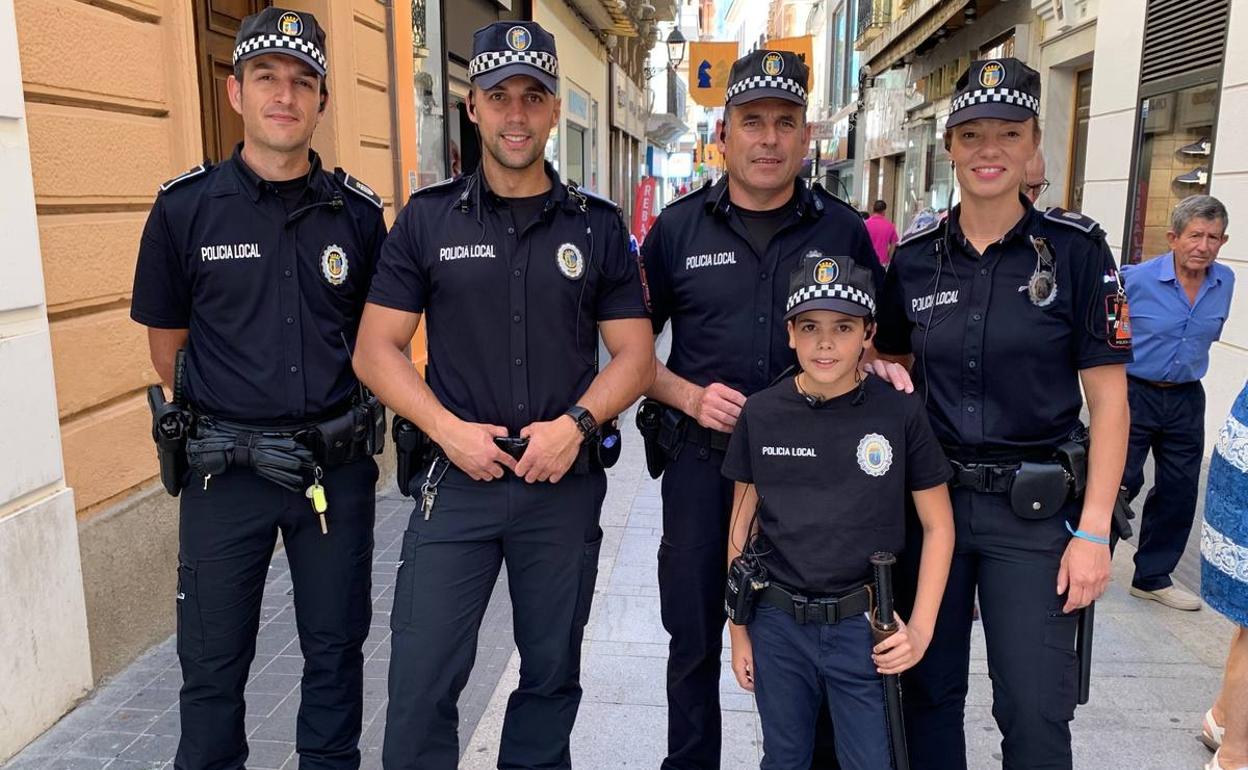 Agentes de la Plicía Local de Zafra con el pequeño Mario 