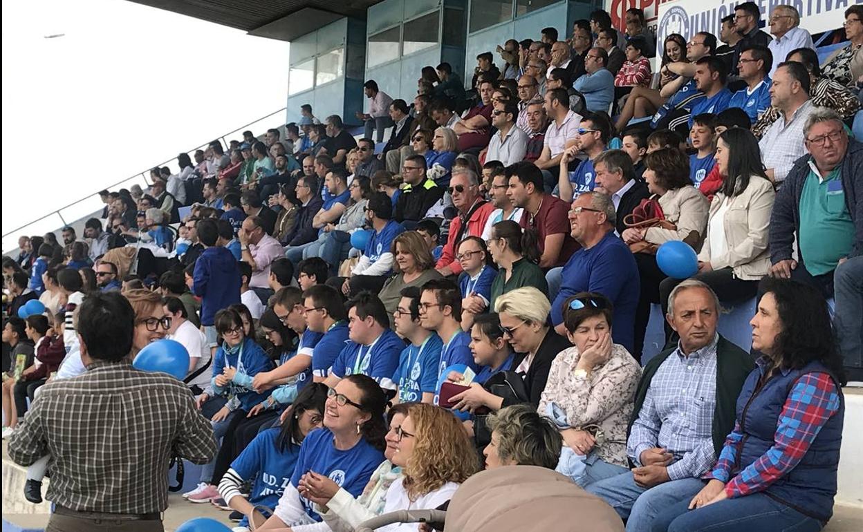 Las gradas del Nuevo Estadio con aficionados 