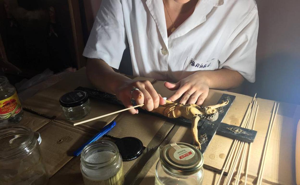 Uno de los profesionales en plena restauración 