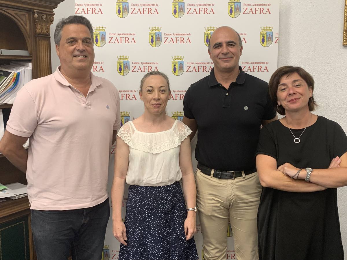 El nuevo equipo de la Secretaria del Premio Dulce Chacón junto al alcalde 