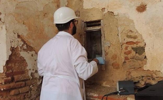 El restaurador ante la alacena 