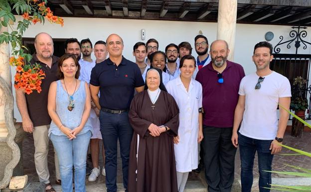 El alcalde, concejales, director del Museo de Santa Clara junto a los restauradores 