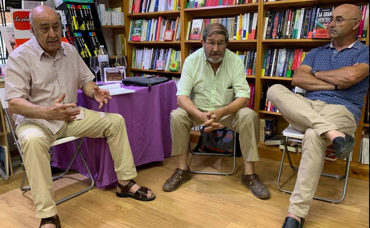 Juan Serna junto a Valeriano Ruiz y Fernando Toribio durante la presentación 