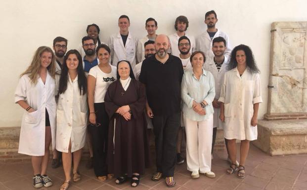 Los partcipantes en esta campaña junto a la concejala y Sor Dolores 