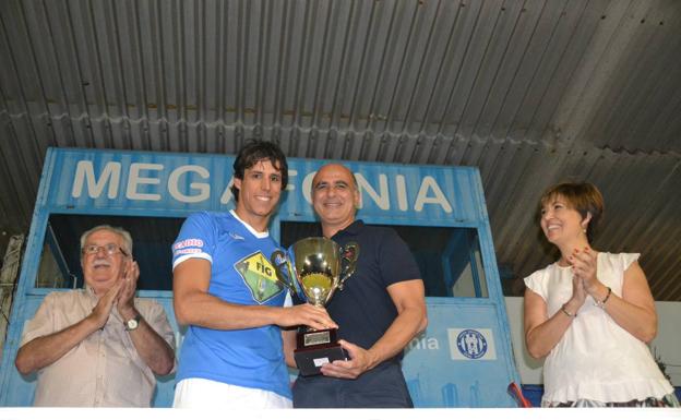 El alcalde entregó el trofeo a Jesús Toboso 
