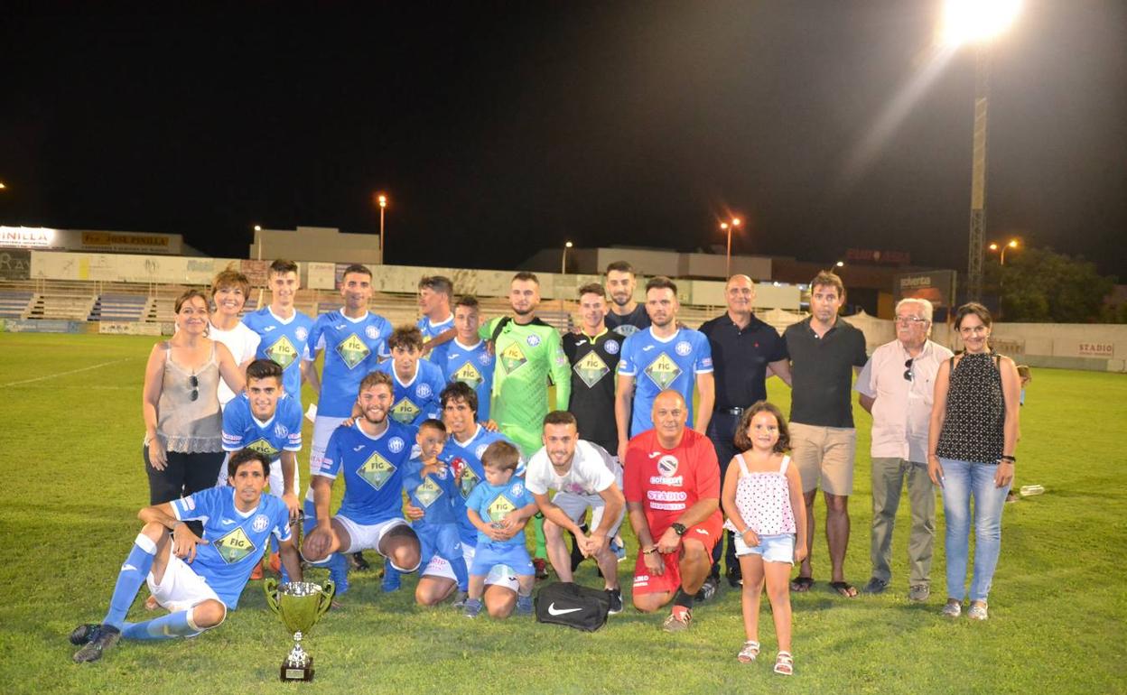 Foto de de familia tras lograr el trofeo 