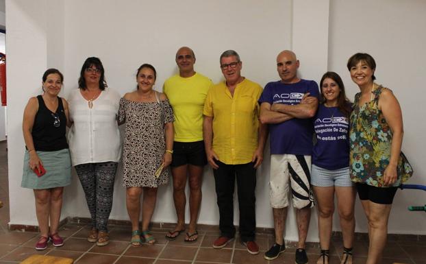 El alcalde junto a dos de sus concejalas junto a representantes de las asociaciones 