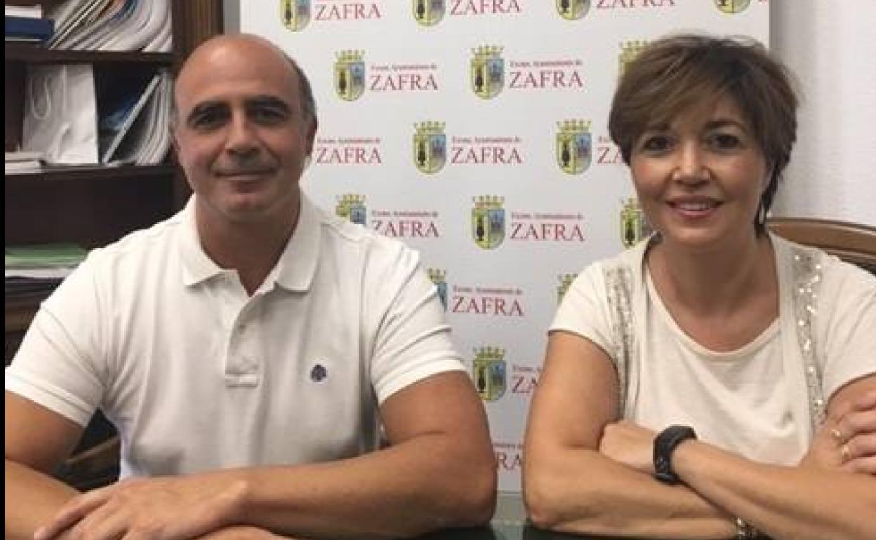 El alcalde y la concejala Toni Toro tras el anuncio 