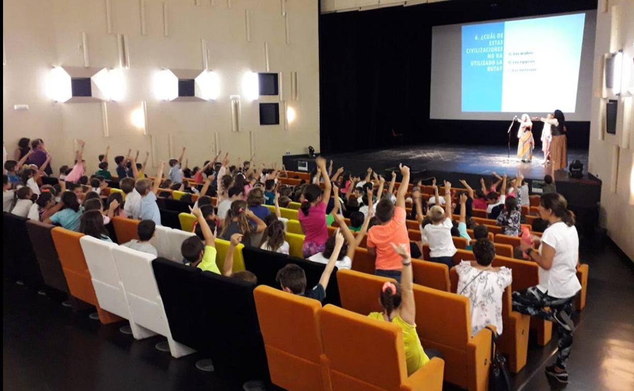 Los escolares durante la representación teatral 