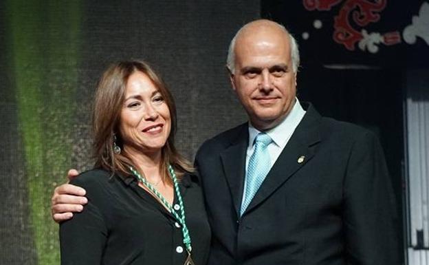 El comisario de Ferias, Santiago Malpica con Lucía Maesso, de Aeceriber 