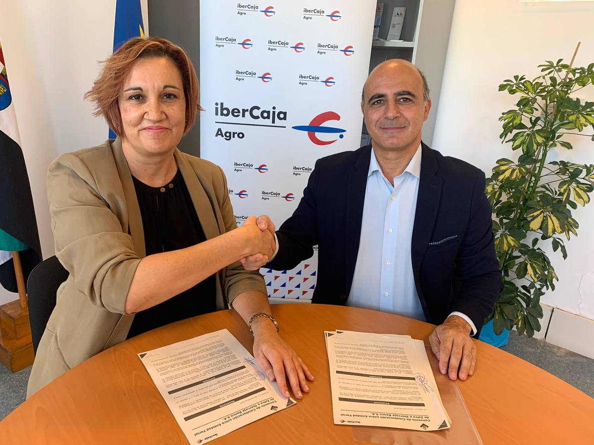 El alcalde con la directora de Ibercaja tras firmar el acuerdo 