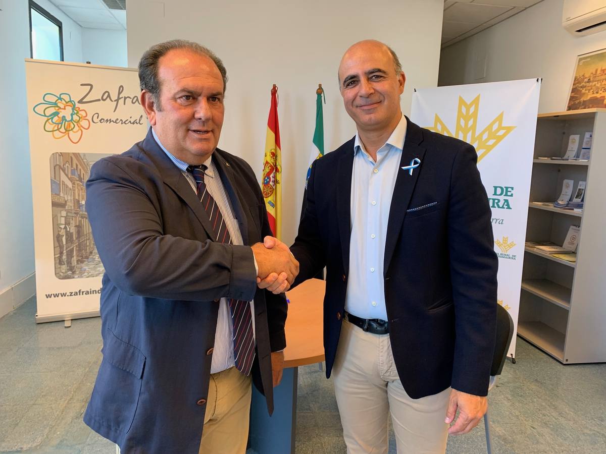 El presidente de Caja Rutal Extremadura con el alcalde tras la firma 
