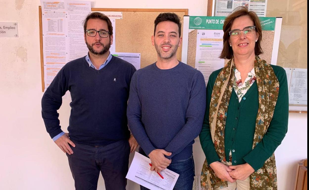El concejal de Personal junto a dos de los técnicos de la Oficina de Industria 